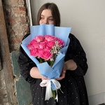 Букет из розовых роз и роз и джинстера в упаковке в Санкт-Петербурге - Фотография 4