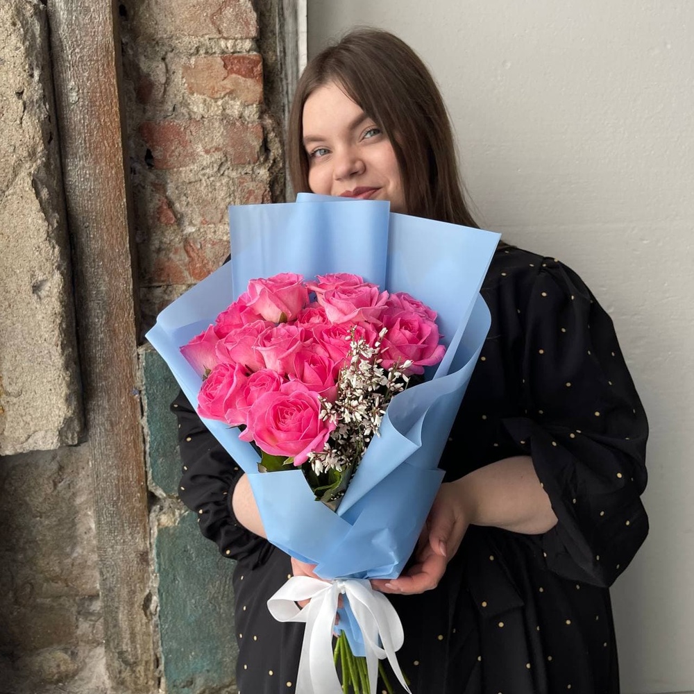 Букет из розовых роз и роз и джинстера в упаковке в Санкт-Петербурге