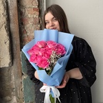 Букет из розовых роз и роз и джинстера в упаковке в Санкт-Петербурге - Фотография 1