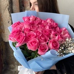Букет из розовых роз и роз и джинстера в упаковке в Санкт-Петербурге - Фотография 2 Букет из розовых роз и роз и джинстера в упаковке в Санкт-Петербурге - Фотография 2