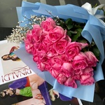 Букет из розовых роз и роз и джинстера в упаковке в Санкт-Петербурге - Фотография 1 Букет из розовых роз и роз и джинстера в упаковке в Санкт-Петербурге - Фотография 1