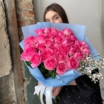 Букет из розовых роз и роз и джинстера в упаковке в Санкт-Петербурге - Фотография 4 Букет из розовых роз и роз и джинстера в упаковке в Санкт-Петербурге - Фотография 4