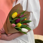 Букет из 11 разноцветных тюльпанов с доставкой в Санкт-Петербурге - Фотография 5