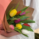 Букет из 11 разноцветных тюльпанов с доставкой в Санкт-Петербурге - Фотография 9