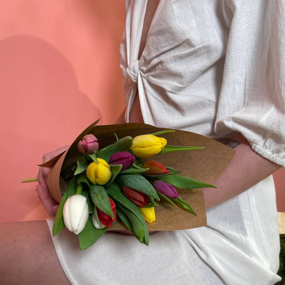 11 разноцветных тюльпанов микс