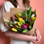 Букет 19 тюльпанов разных цветов. Доставка круглосуточно в СПб - Фотография 1