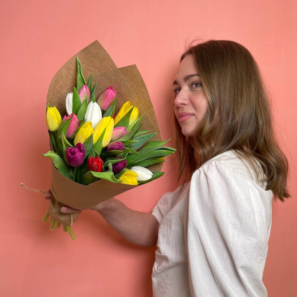 19 разноцветных тюльпанов микс