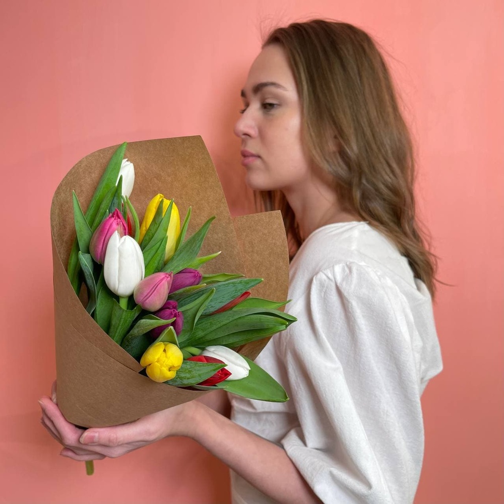 13 разноцветных тюльпанов микс