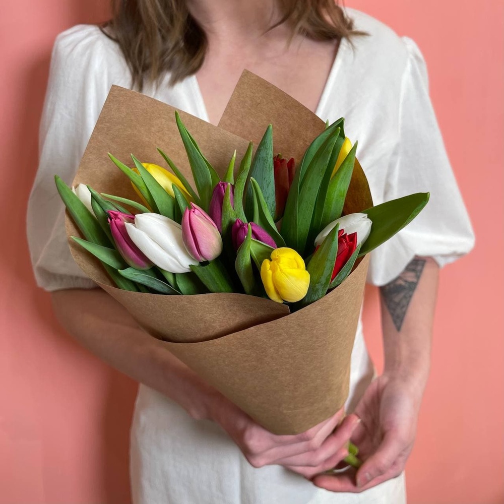 13 разноцветных тюльпанов микс