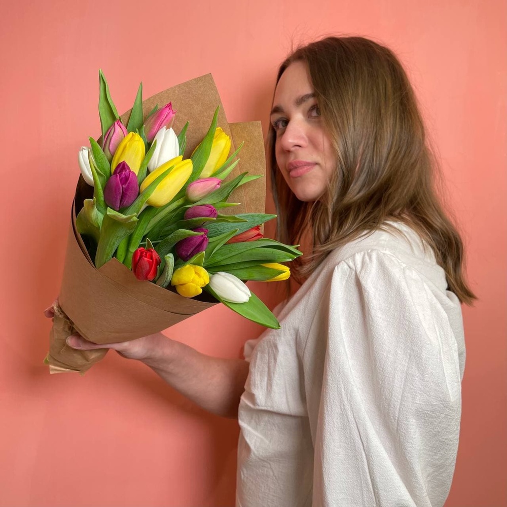 17 разноцветных тюльпанов микс