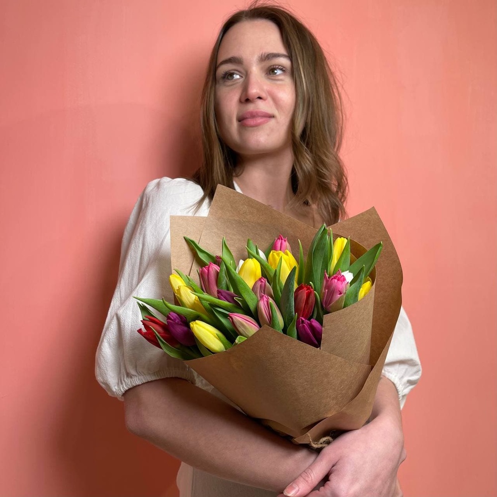 Букет 25 тюльпанов разных цветов. Доставка круглосуточно в СПб