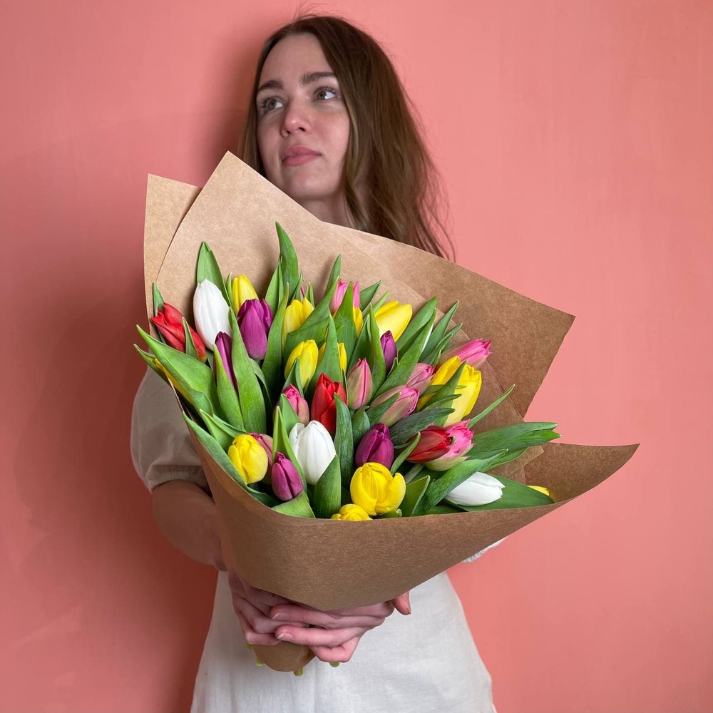 35 разноцветных тюльпанов микс