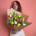 Букет 35 тюльпанов разных цветов. Доставка круглосуточно в СПб - Фотография 7