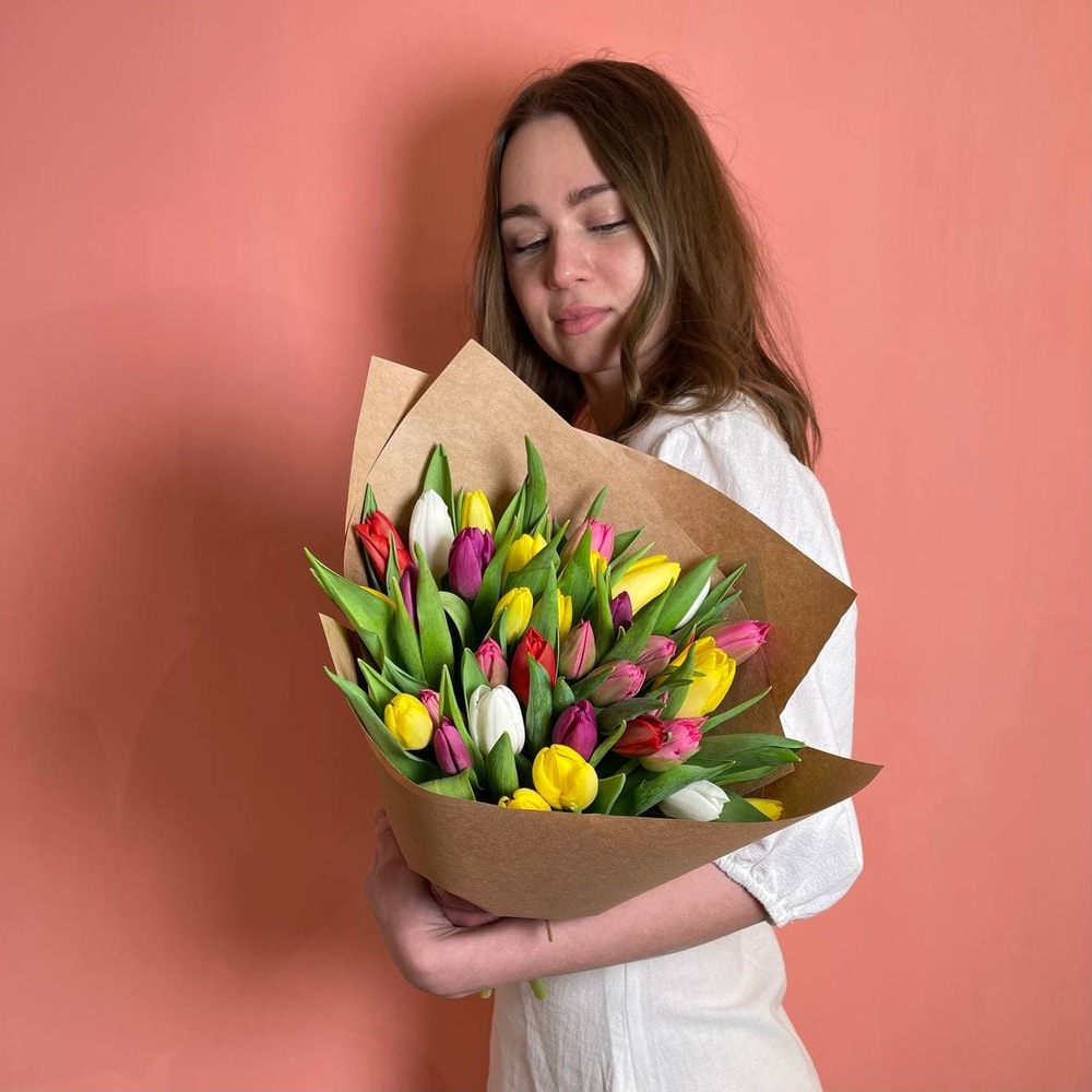 35 разноцветных тюльпанов микс