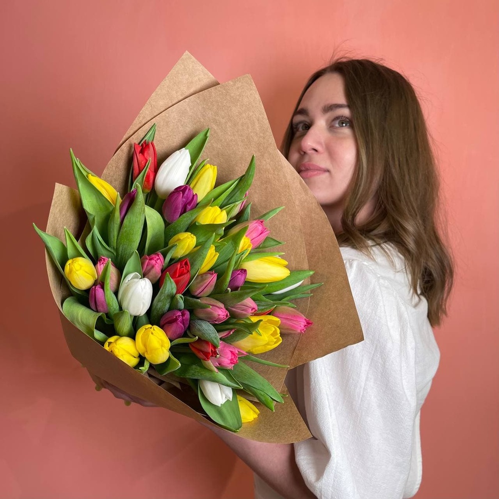 35 разноцветных тюльпанов микс