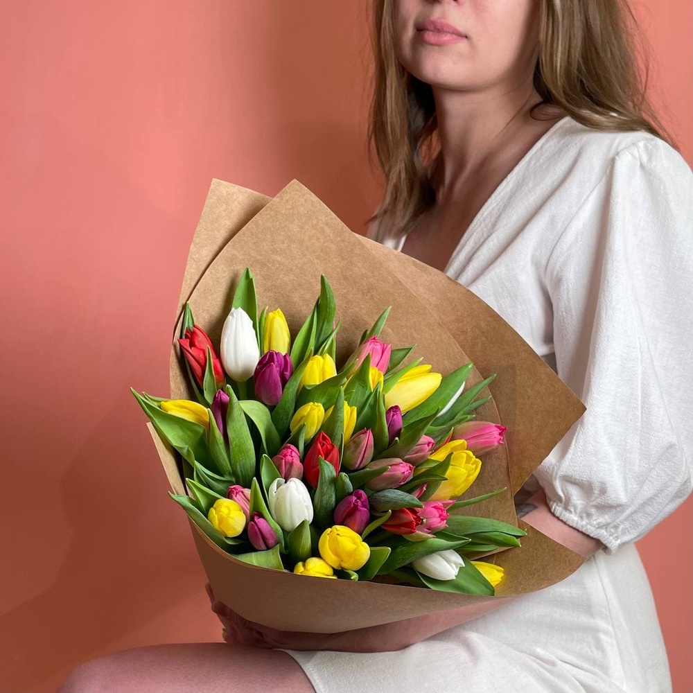 35 разноцветных тюльпанов микс
