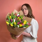 Букет 45 тюльпанов разных цветов. Доставка круглосуточно в СПб - Фотография 4