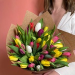 Букет 45 тюльпанов разных цветов. Доставка круглосуточно в СПб - Фотография 5