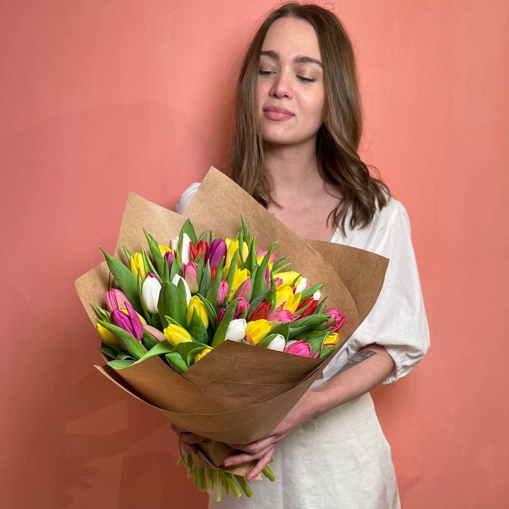 55 разноцветных тюльпанов микс