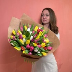 Букет 65 тюльпанов разных цветов. Доставка круглосуточно в СПб - Фотография 1
