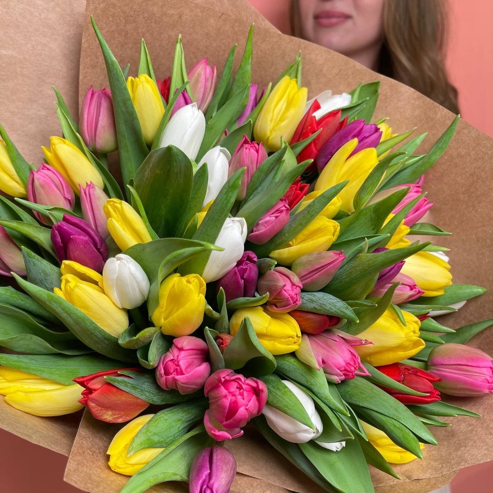 65 разноцветных тюльпанов микс