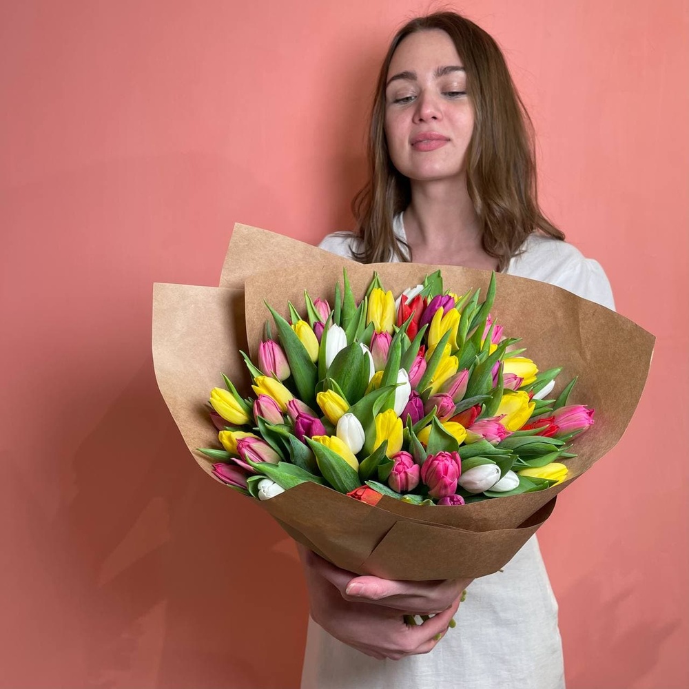 65 разноцветных тюльпанов микс