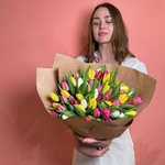 Букет 65 тюльпанов разных цветов. Доставка круглосуточно в СПб - Фотография 3