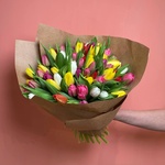 Букет 65 тюльпанов разных цветов. Доставка круглосуточно в СПб - Фотография 6