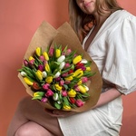 Букет 65 тюльпанов разных цветов. Доставка круглосуточно в СПб - Фотография 7