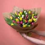 Букет 75 тюльпанов разных цветов. Доставка круглосуточно в СПб - Фотография 1