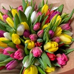 Букет 75 тюльпанов разных цветов. Доставка круглосуточно в СПб - Фотография 6