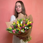 Букет 85 тюльпанов разных цветов. Доставка круглосуточно в СПб - Фотография 3