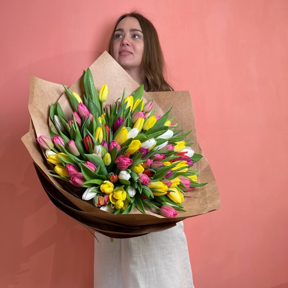 95 разноцветных тюльпанов микс