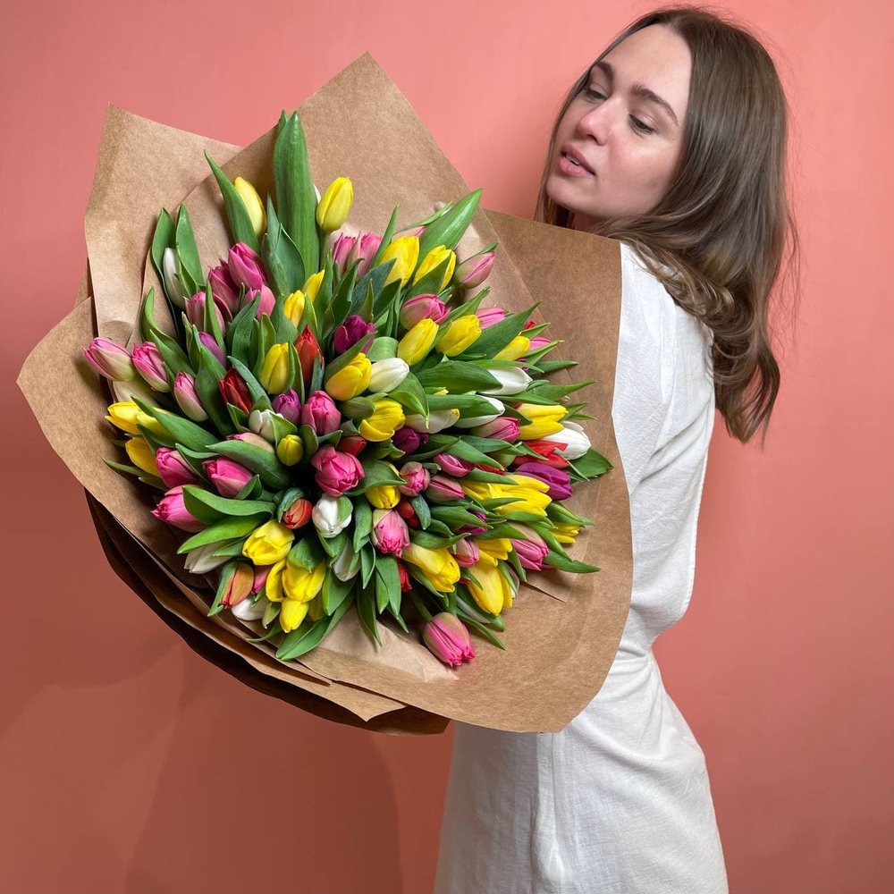 95 разноцветных тюльпанов микс