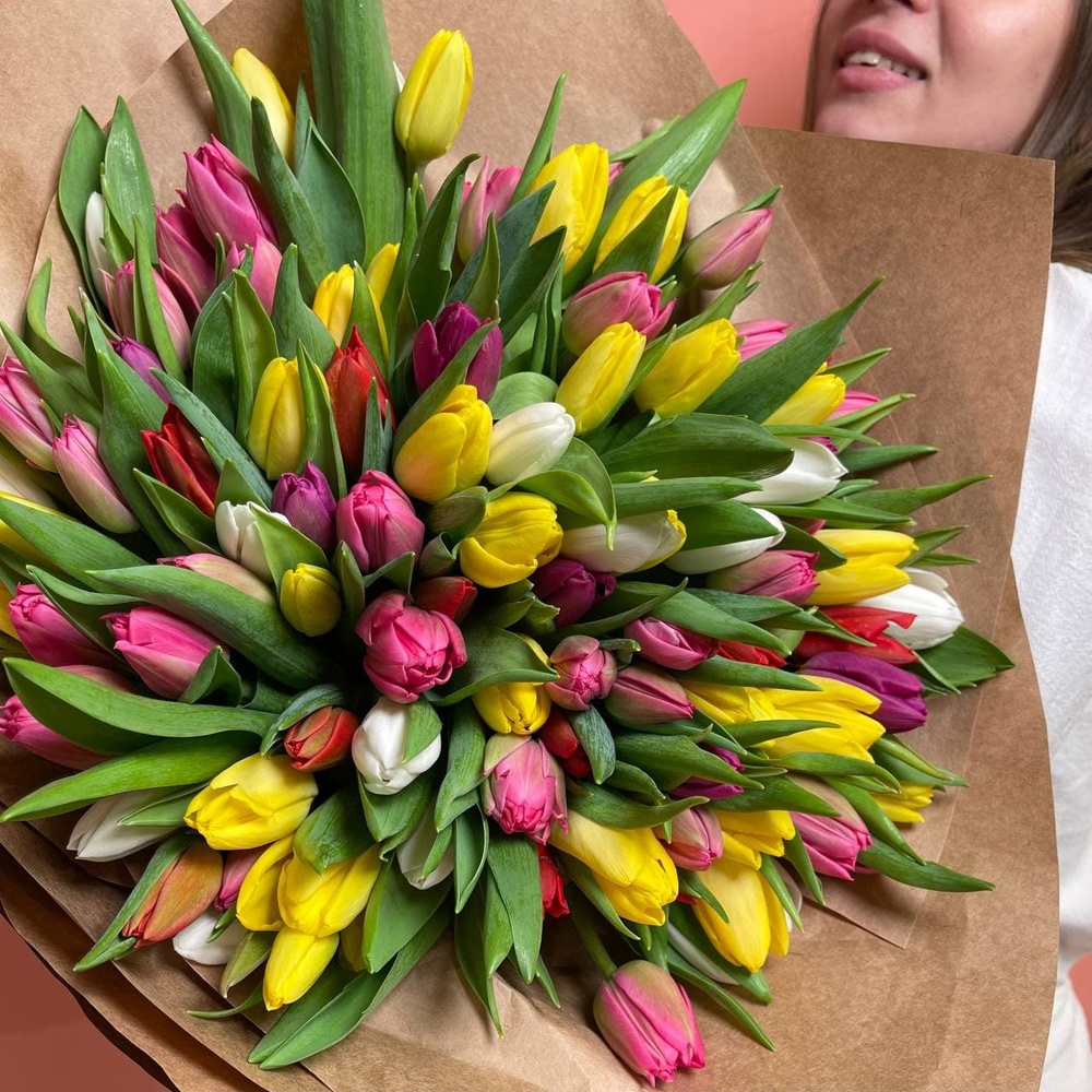 95 разноцветных тюльпанов микс