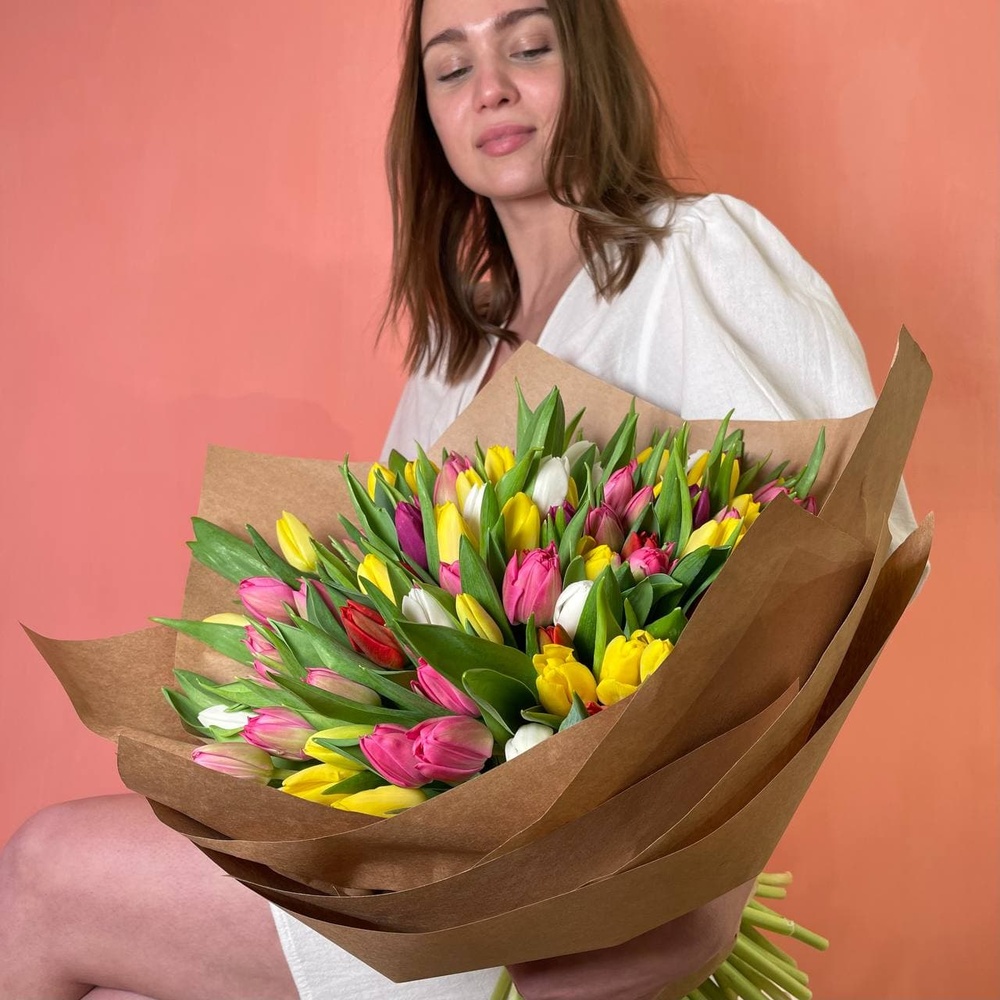 95 разноцветных тюльпанов микс