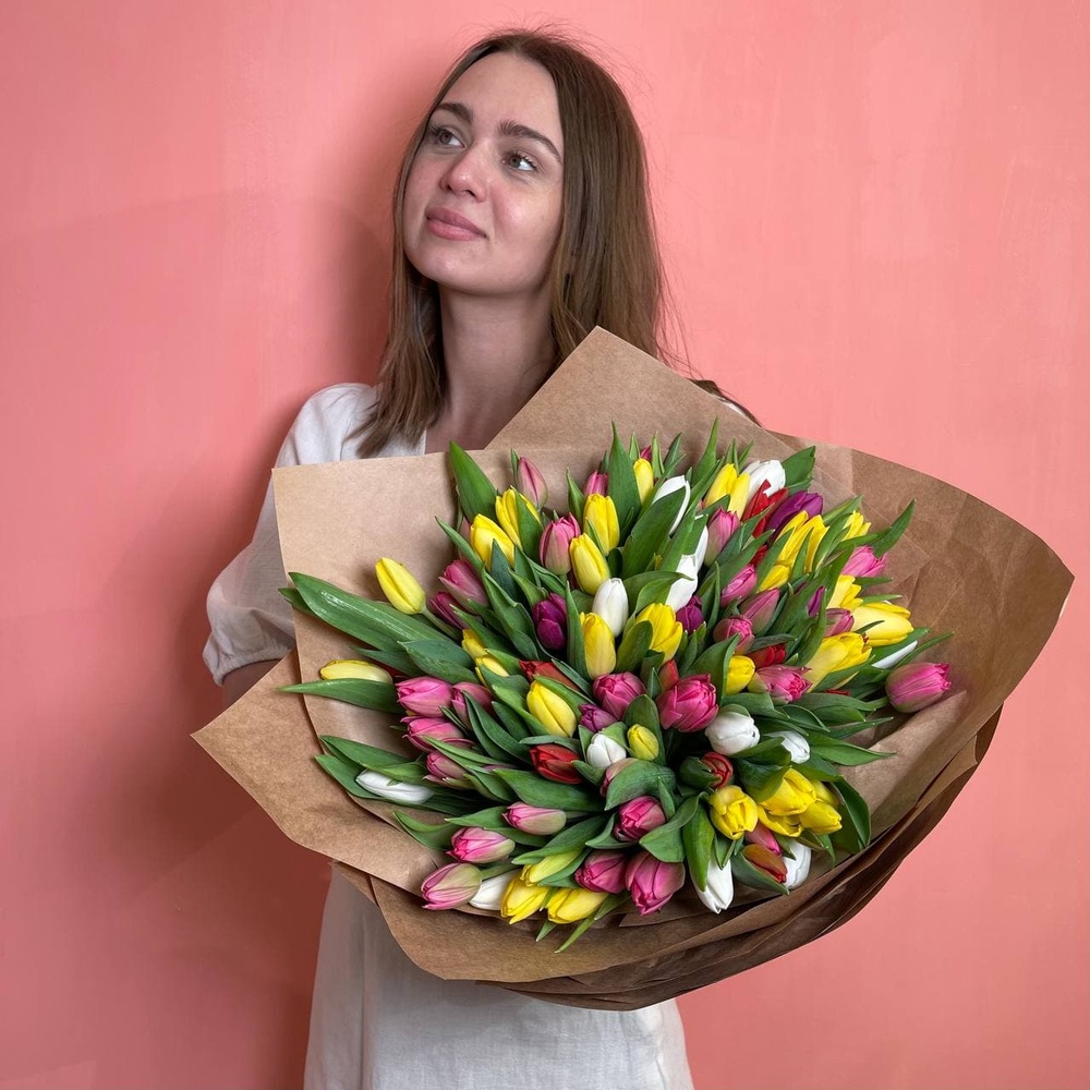 Букет из 101 тюльпана разных цветов. Доставка круглосуточно в СПб