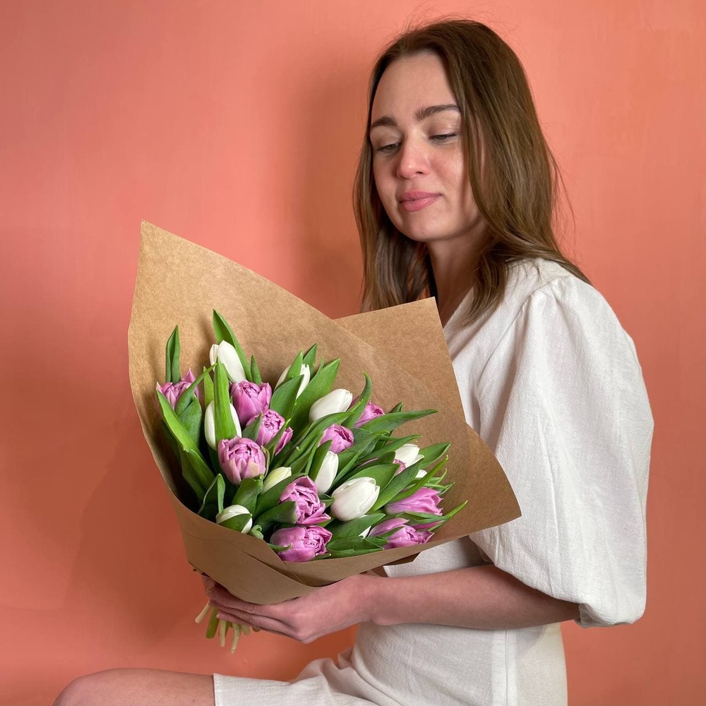 25 сиреневых и белых тюльпанов в упаковке