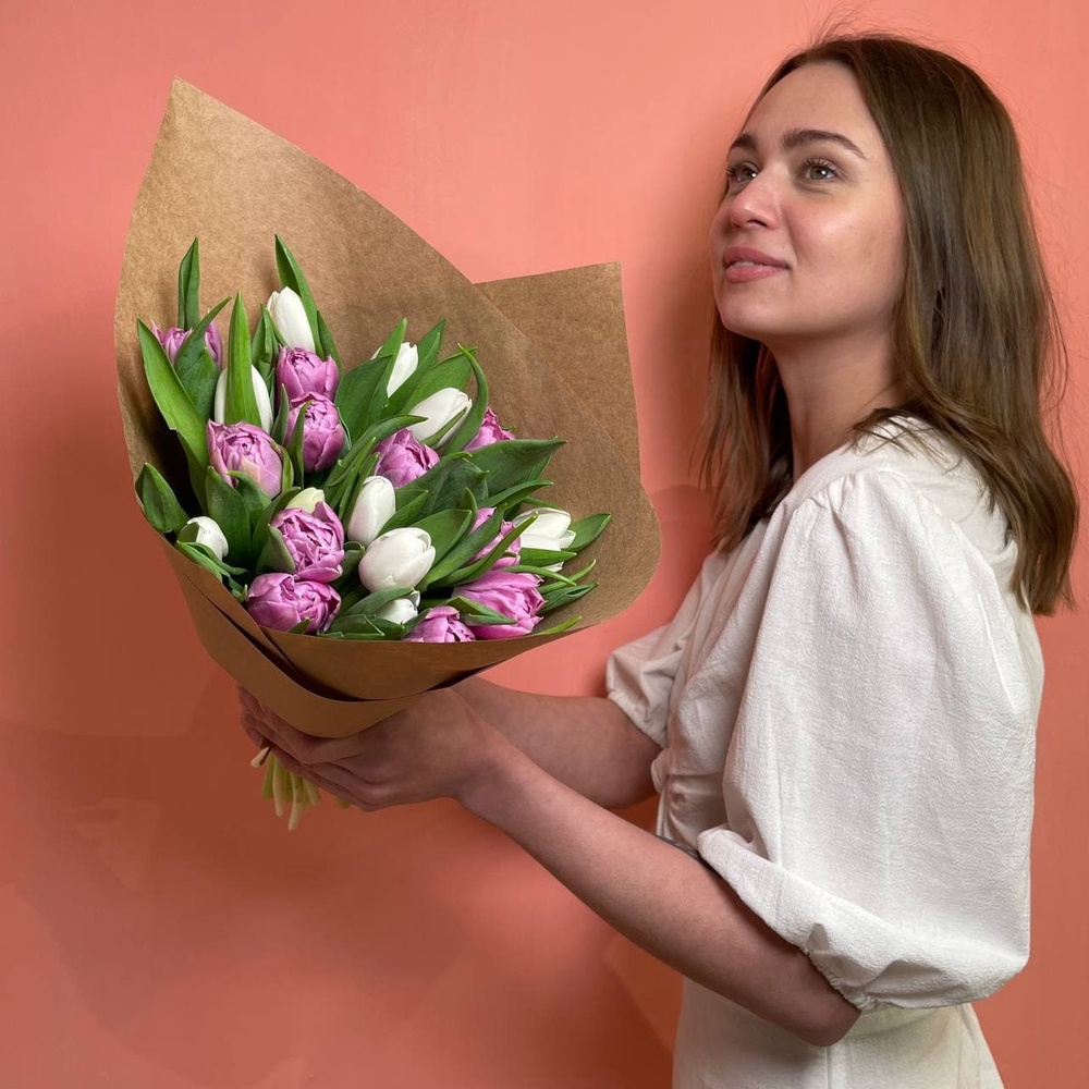 25 сиреневых и белых тюльпанов в упаковке