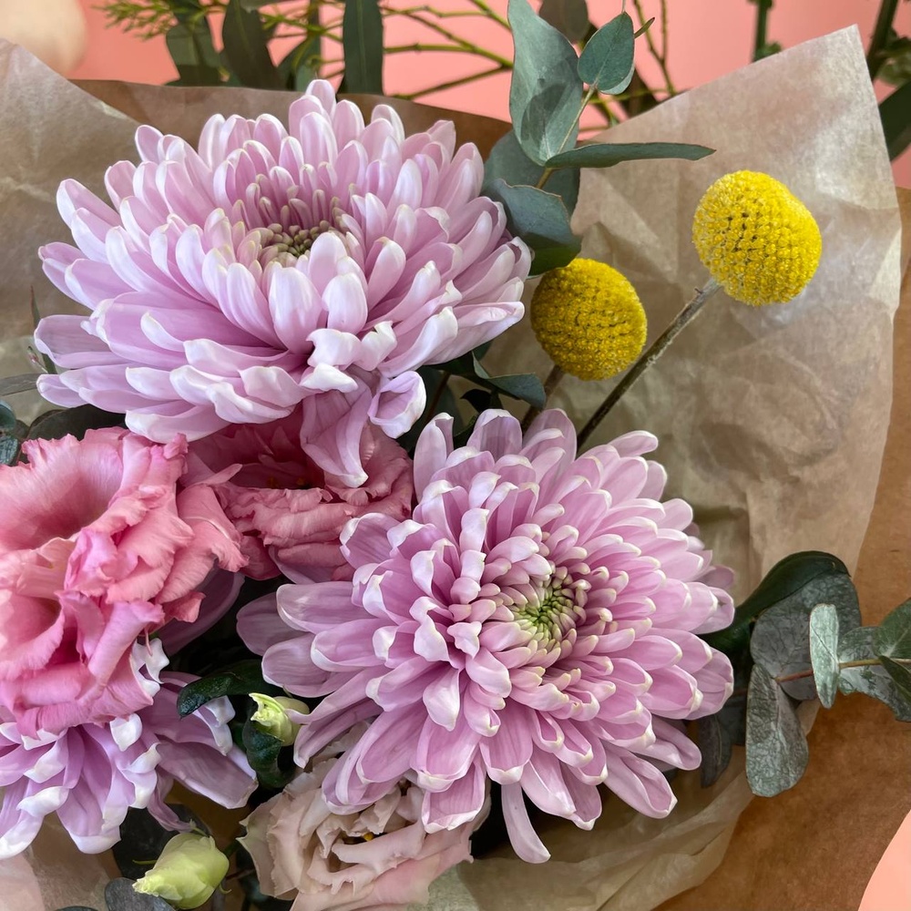 Луна Сен-Тропе: ажурная эустома и хризантема