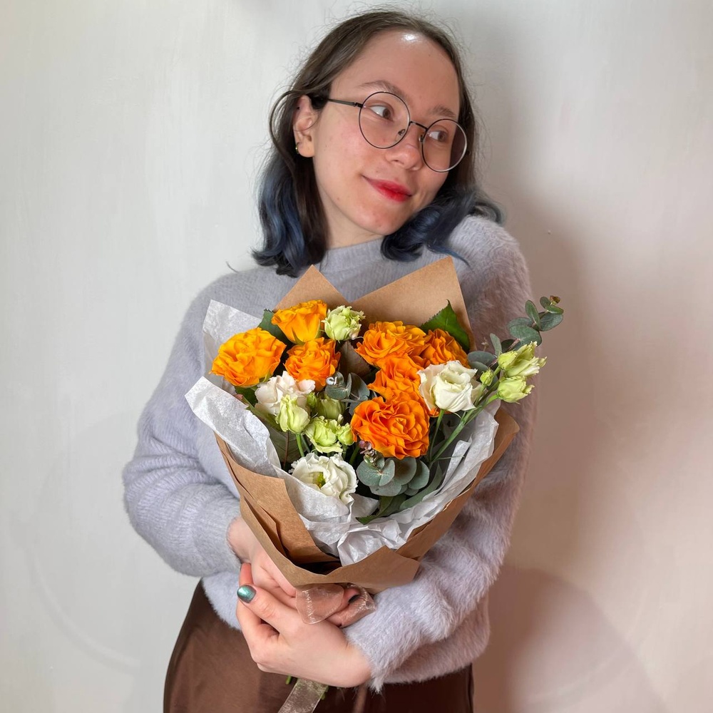 Огни в глазах: яркая роза и ажурная эустома в Санкт-Петербурге