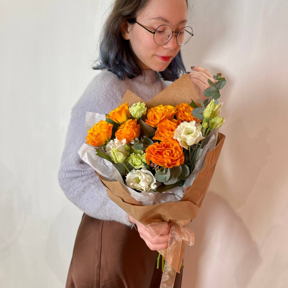 Огни в глазах: яркая роза и ажурная эустома