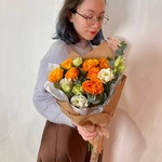 Огни в глазах: яркая роза и ажурная эустома в Санкт-Петербурге - Фотография 6