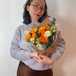 Огни в глазах: яркая роза и ажурная эустома в Санкт-Петербурге - Фотография 7