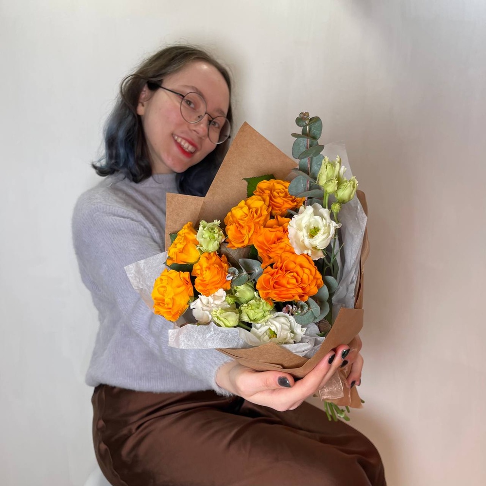 Огни в глазах: яркая роза и ажурная эустома