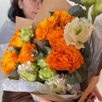 Огни в глазах: яркая роза и ажурная эустома в Санкт-Петербурге - Фотография 3