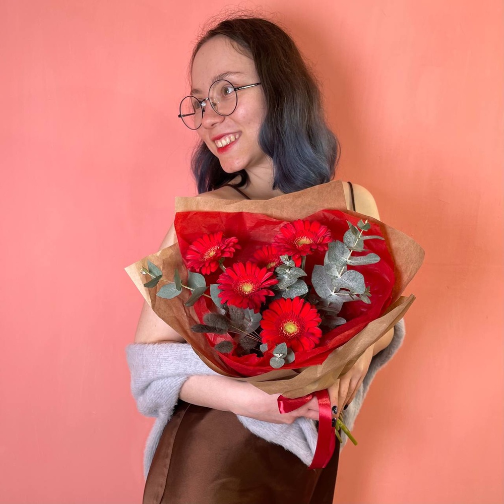 Любовная горячка: букет из гербер и эвкалипта