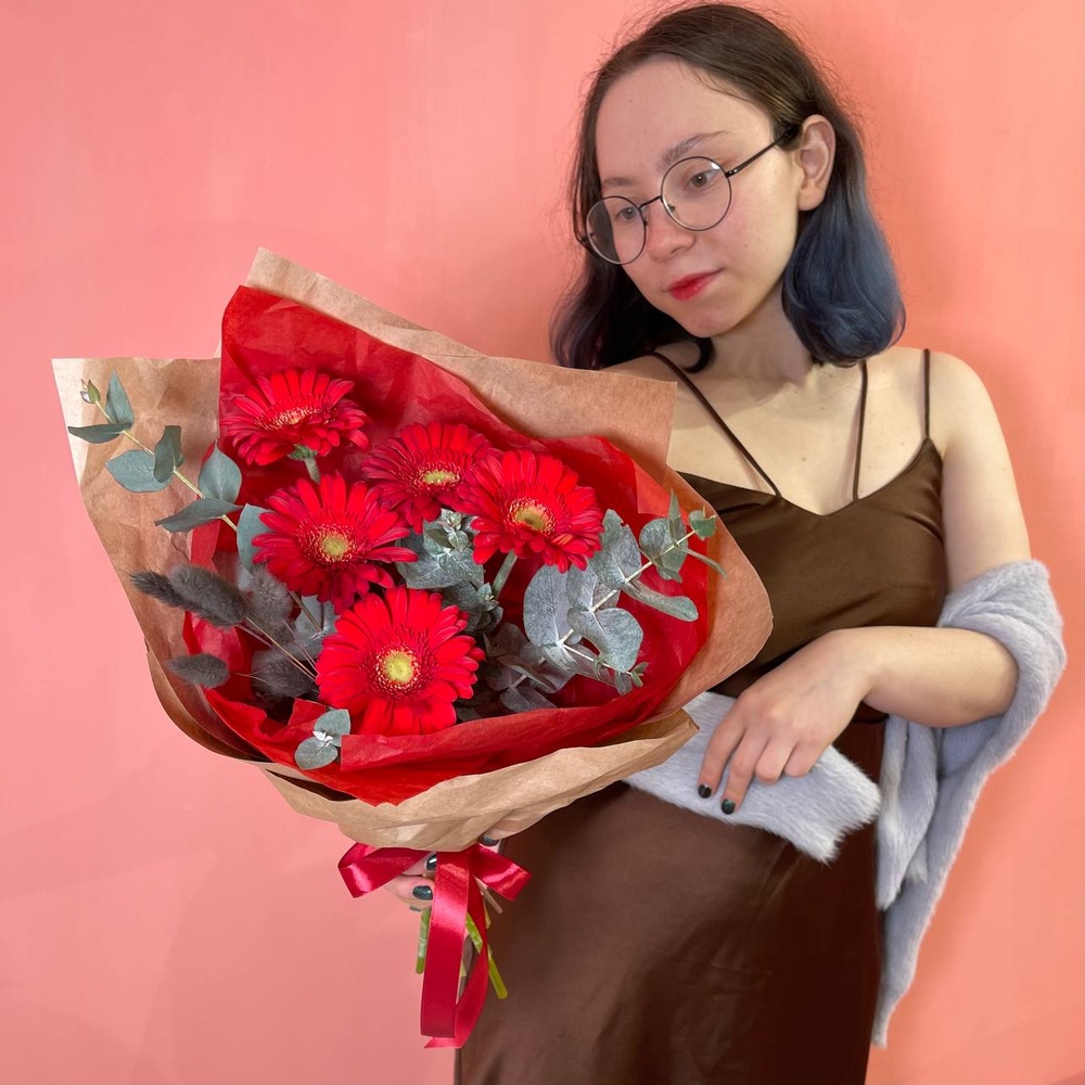 Любовная горячка: букет из гербер и эвкалипта в Санкт-Петербурге