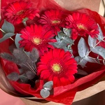 Любовная горячка: букет из гербер и эвкалипта в Санкт-Петербурге - Фотография 3