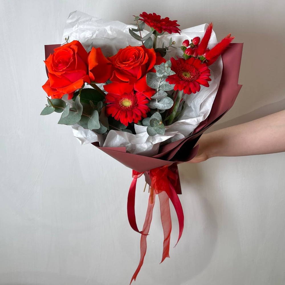 Любовь без памяти: мини-герберы и роза Нина